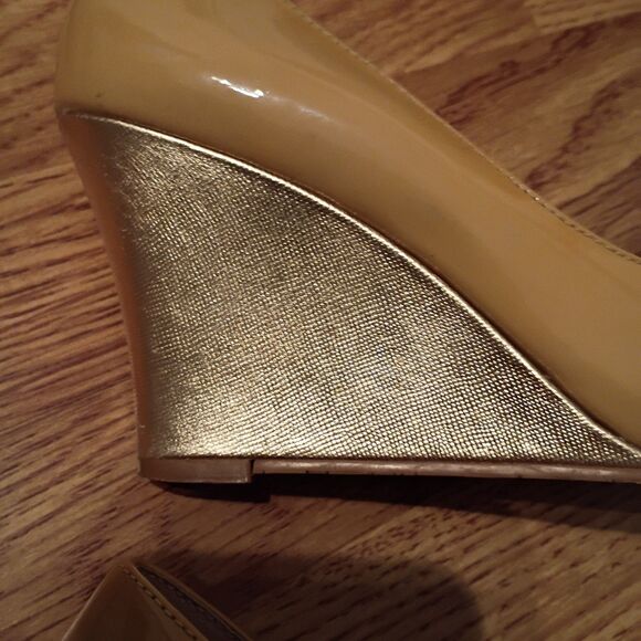 Lilly Pulitzer Tan &‎ Gold Patent Nude Leather wedge Peep Toe Resort Heels 6.5 - Picture 8 of 11